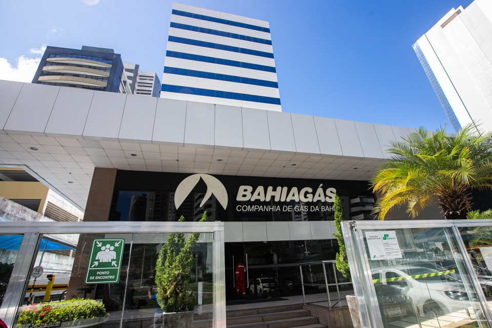 Bahiag&aacute;s ultrapassa a marca de 100 mil clientes e encerra 2025 com resultado hist&oacute;rico